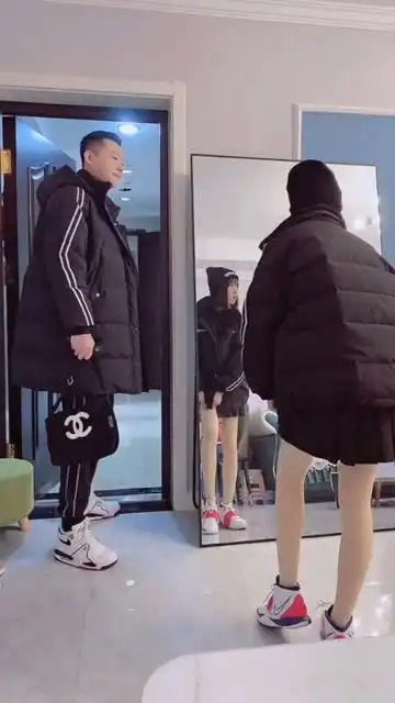 有种冷叫老爸觉得冷这货不知道闺女穿的神奇袜搞笑
