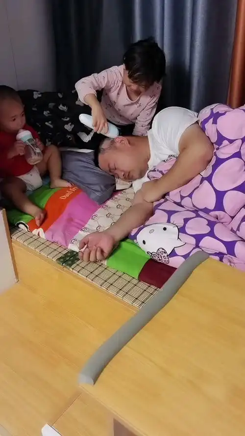 哈哈,乐死我了,再让你带孩子的时候睡觉爆笑家庭,搞笑父女,搞笑段子

