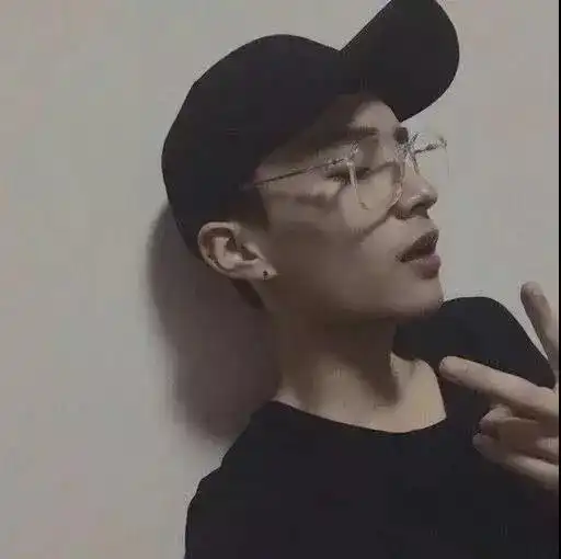 男生头像日益努力而后风生水起众生皆苦你也不能认输
