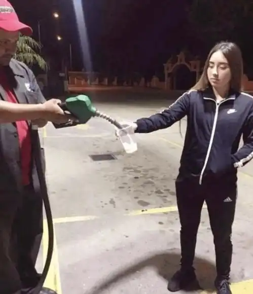 每日一笑妹子你这手气是有多差啊,脸都被画成大花猫了还不认输
