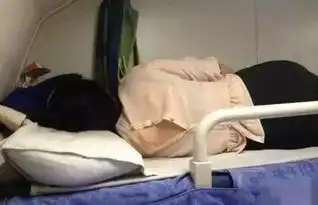 搞笑gif趣图今天公交上遇到一位很火的女主播
