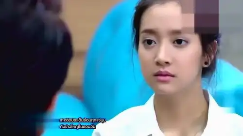 这老爸也是够了,小伙子在被美女欺负,老爸不管不顾还在笑
