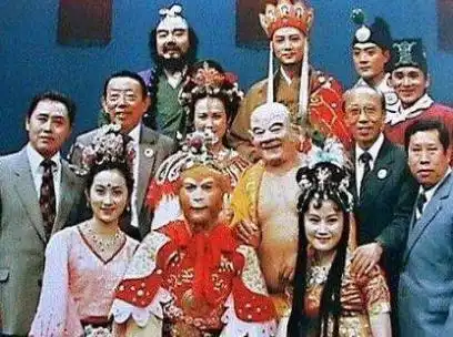 老版西游记幕后珍贵照片,穿军装的如来佛,八戒给悟空拍照
