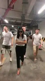 搞笑图片幽默段子笑话兄弟,你真调皮,头被卡住了吧
