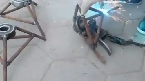 焊工师傅搞的旋转凳子,这活儿干的,绝了
