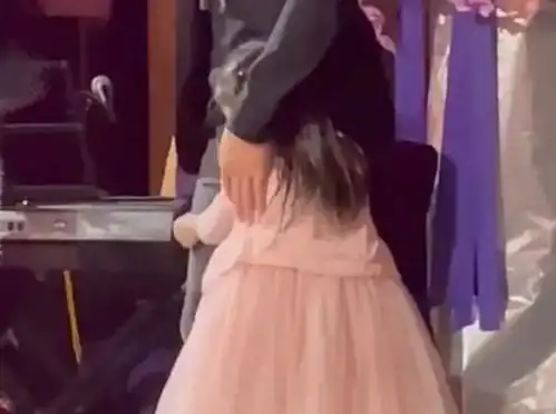 林心如女儿近照曝光,是爸爸的贴心小棉袄,长发及腰公主裙很淑女
