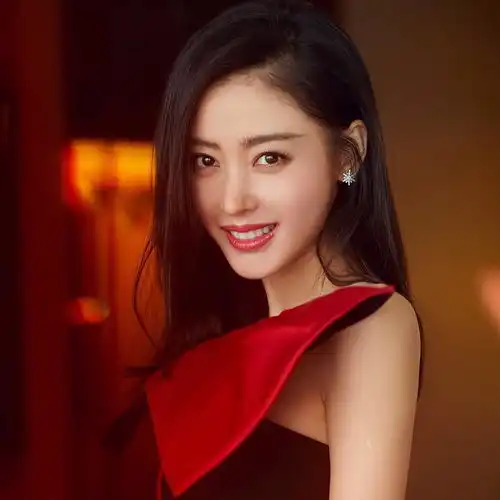 爆笑喜剧下的残酷权力斗争
