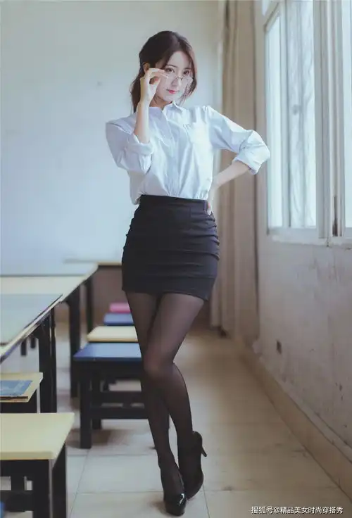 无论你的职业是办公室文员销售人员还是教师,这套穿搭很经典

