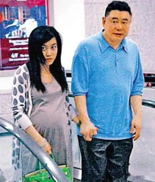 44岁吕丽君开游艇出海气场强大,与刘銮雄离婚拿20亿分手费过得比甘比精彩
