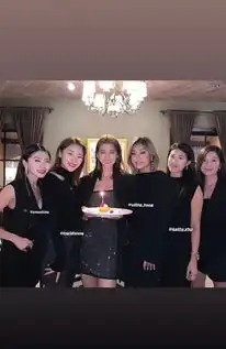 组图吴千语获阿sa关智斌等好友庆生蛋糕都收了十几个
