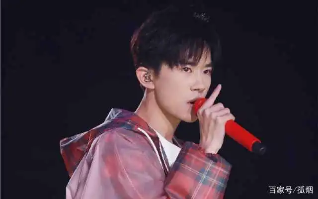 易烊千玺未修图吓人,痘痘满脸气色差,和官方照片判若两人
