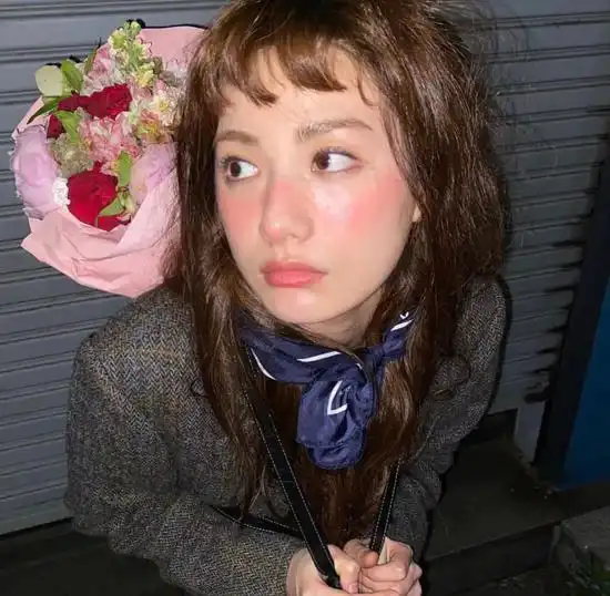 跟着明星扫腮红买了20块腮红后终于搞懂它了
