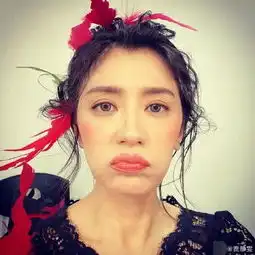 45岁贾静雯提前庆圣诞,疯狂玩自拍对镜头嘟嘴卖萌,头饰抢眼
