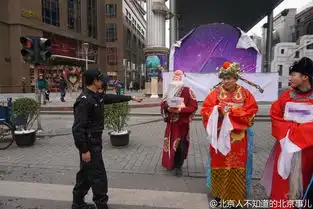 财神感恩节街头发红包被保安架走
