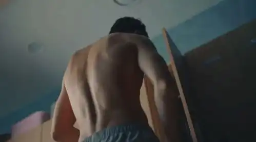 等5年了,金秀贤带着他的八块腹肌终于回来了,这么美好的肉体,谁不想摸两把
