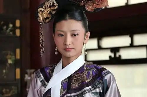 眉庄小主斓曦晒2岁儿子,小家伙拎着水桶在沙滩上走,超有劲
