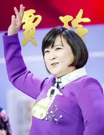 看了贾玲瘦时候的照片,网友真是个标致的美人

