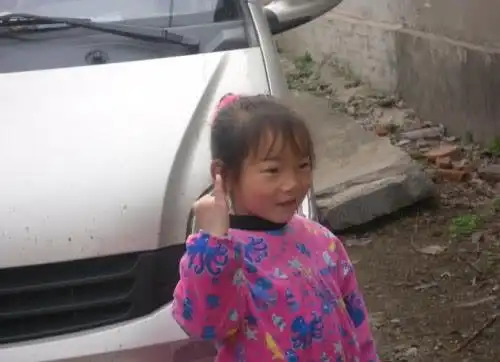 女孩一直戴头套上学,却受尽嘲讽和冷眼,摘下头套后,众人沉默了

