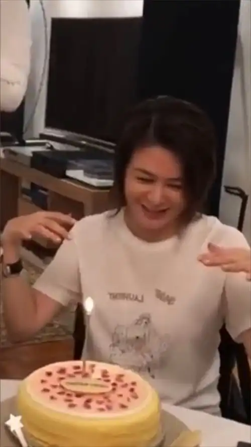 关之琳57岁生日,好友钟镇涛为其弹唱生日快乐歌,关大美人开心的像个孩子,可惜关之琳还是独身一人
