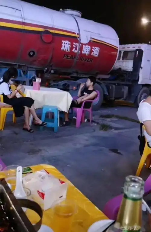 搞笑图片年轻人,别逞能了,现在你们喝酒都这么狠了吗
