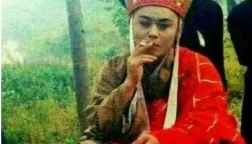 西游记幕后剧照曝光唐僧抽烟,八戒玩摄影真的太穿越了
