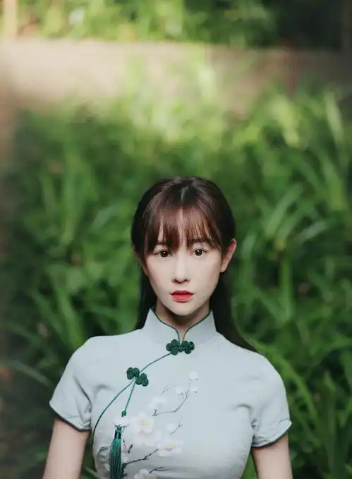 张檬不整容后美回颜值巅峰,穿吊带裙秀白嫩肌肤,侧面曲线更吸睛
