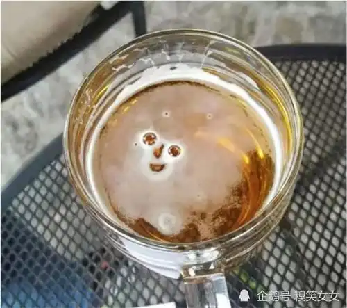 搞笑趣图喝酒养鱼剩下的半杯酒,竟然露出了表情,是对我嘲笑吗
