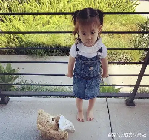 比美周杰伦女儿时尚感十足,潮爸陈冠希女儿却是搞怪丑照
