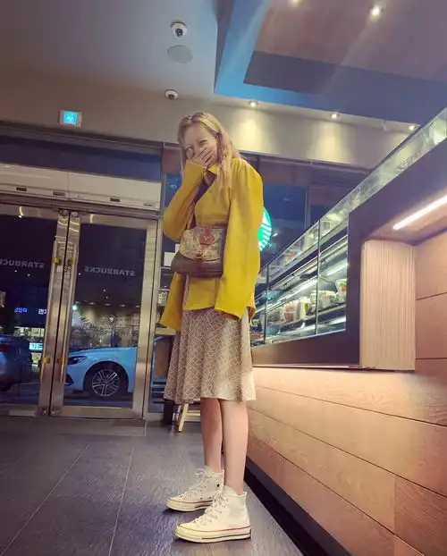组图泫雅深夜出街买咖啡穿黄色皮衣鲜艳明亮搞怪捂脸眼神迷离
