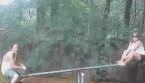 开心果咱俩一块去得快点,不然动物园就关门了
