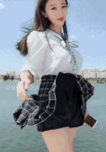 搞笑gif趣图妹子,你想多了吧,人家真不是想抱你的
