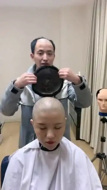 戴假发跟不带假发,判若两人,太好笑了吧
