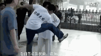 大师表演隔空打人呢,这位记者能不能好好配合
