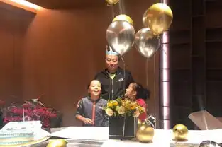 刘国梁43岁生日戴生日帽满脸幸福,两女儿搞怪,蛋糕的字成亮点
