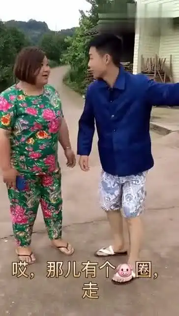 姑娘猪圈偷猪,爆笑不断,承包了我一年的笑点

