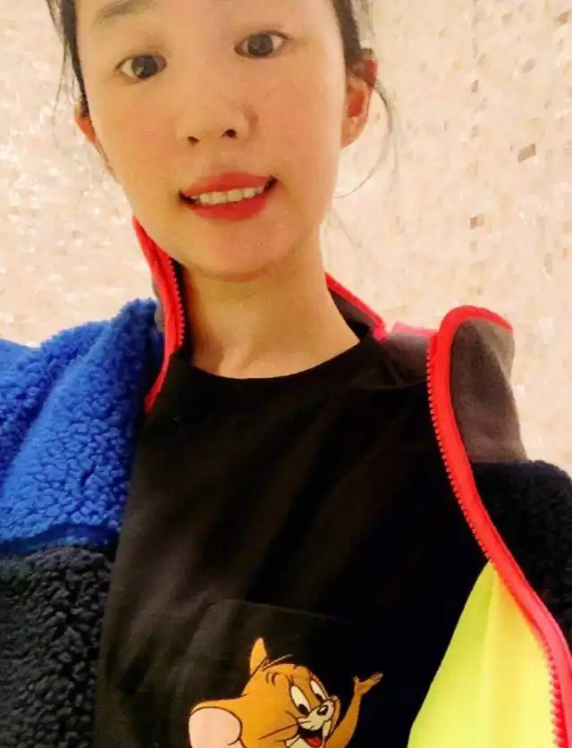 刘亦菲真是素颜女神未施粉黛却肤如凝脂,依旧美艳大方
