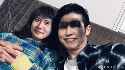 组图力丸晒搞怪旧照为妈妈庆生特效换脸开心比耶亲密无间
