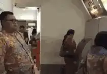 搞笑gif不就昨天晚上踢了你一脚吗,这就想离家出走

