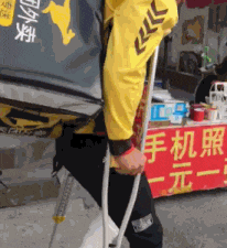 搞笑gif美女玩过了吧这一下摔得太狠了

