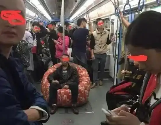 搞笑gif趣图女友给我们家狗狗点了个媒婆痣笑死我了
