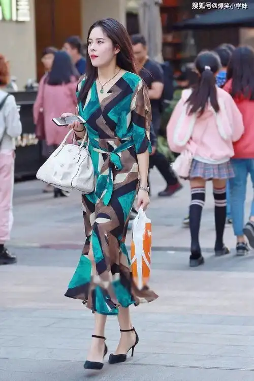 搞笑gif趣图老公,你走路能不能稳一点,晃得我都看不清手机屏幕了
