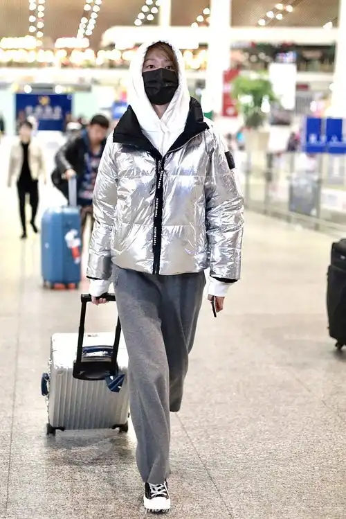 组图乔欣戴帽子口罩全副武装银色棉服引领潮流休闲又时尚
