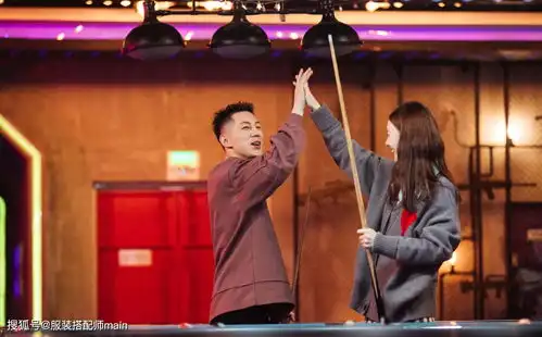 金晨约会卡斯柏打桌球,衬衫叠穿开衫温婉大方,俩人互动显甜蜜
