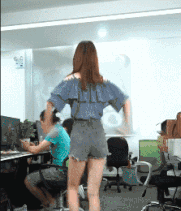 搞笑gif图这兄弟一不小心暴露了自己的想法侄子

