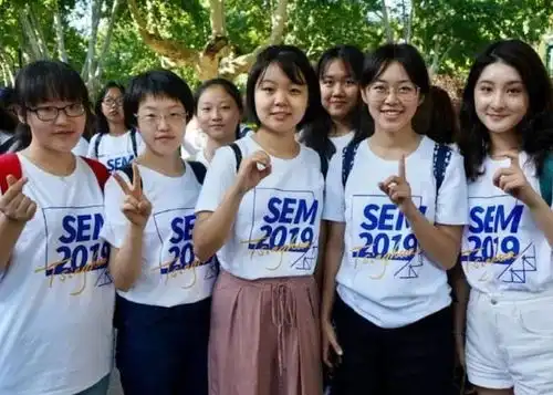 00后大学生请假条走红,理由既奇葩又好笑,辅导员看后被气笑
