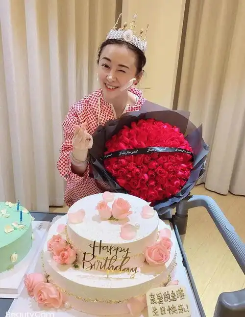 影星翁虹52岁生日会,一众好友齐聚横店,3套造型惊艳出场
