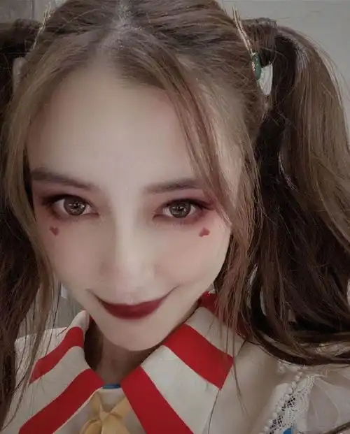 十八岁少女angelababy绿洲晒自拍梳双马尾娇俏可爱
