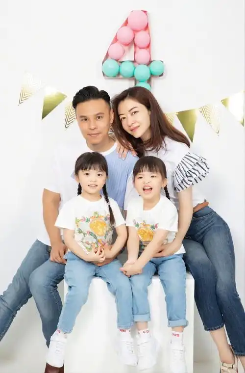 可爱41岁前天王嫂为双胞胎女儿过4岁生日,一个好静一个好动
