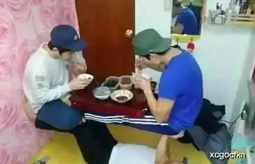 搞笑趣图各种各样的妹子们走楼梯,长见识了
