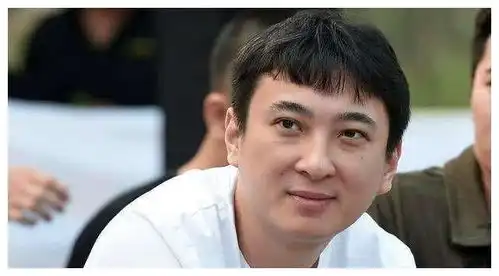 王思聪爆潘玮柏妻子身份,宣云大量照片被扒,混网红圈的空姐
